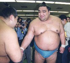 (3) Musashimaru wins 10th Emperor's Cup in spring sumo